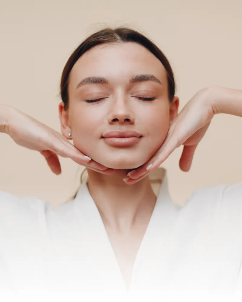 Mujer con las manos en el óvalo facial